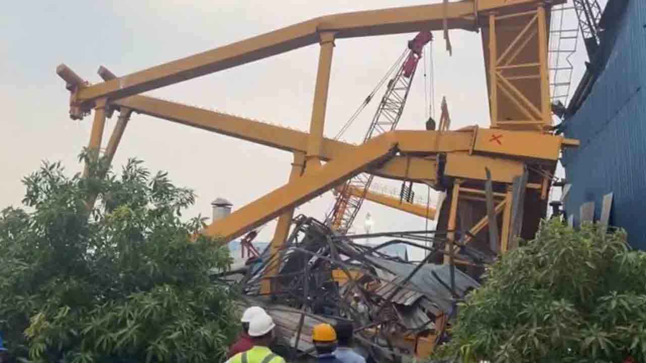 Crane Collapses | శంకర్‌పల్లి క్రేన్‌ మృతుల కుటుంబాలకు పరిహారం ప్రకటించిన కన్‌స్ట్రక్షన్‌ కంపెనీ