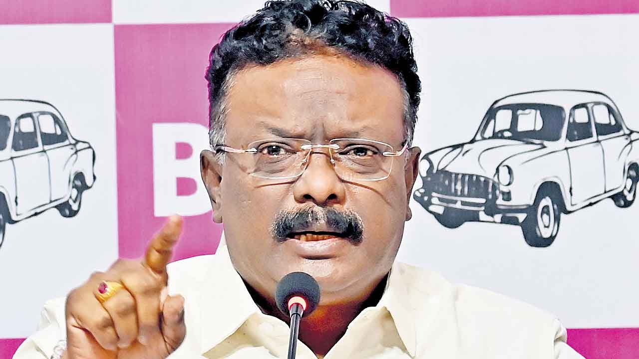 రాహుల్‌గాంధీ ఆఫీస్‌లో మోదీ ఫొటో ఉన్నదా?