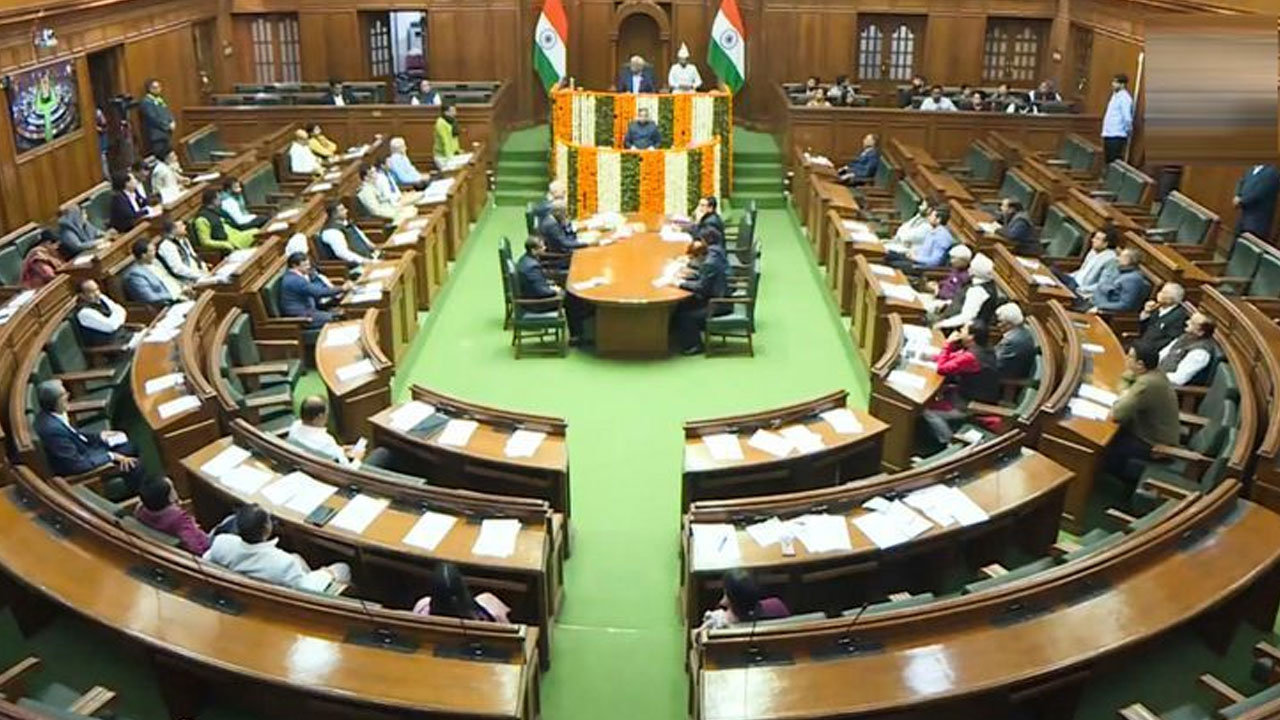 Delhi Assembly: ఢిల్లీ అసెంబ్లీలో భ‌ద్ర‌తా లోపం..   స్పీక‌ర్ కారుపై ఇంకు చ‌ల్లిన దుండ‌గుడు