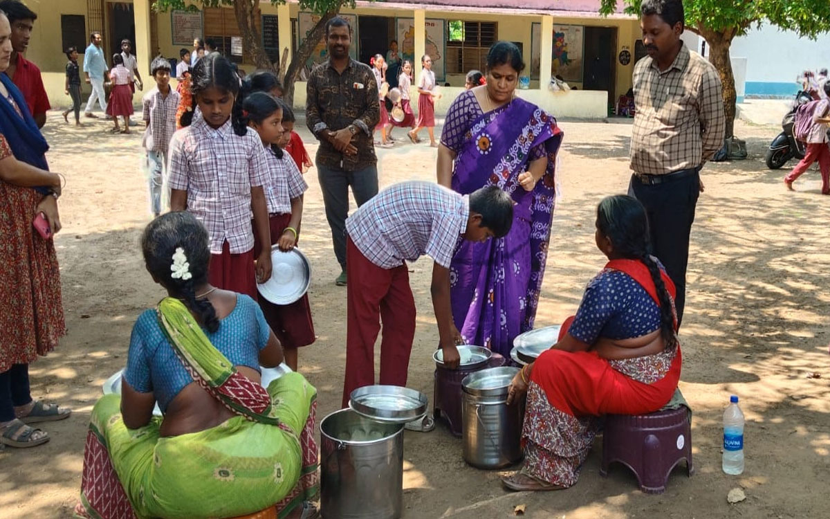 విద్యార్థులకు మెనూ ప్రకారం భోజనం అందించాలని : డీఈఓ నాగ‌మ‌ణి