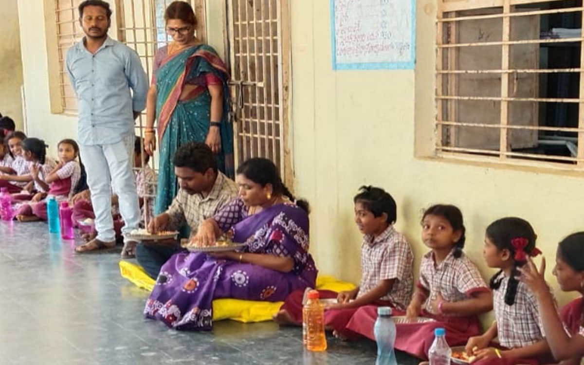 విద్యార్థులకు మెనూ ప్రకారం భోజనం అందించాలని : డీఈఓ నాగ‌మ‌ణి