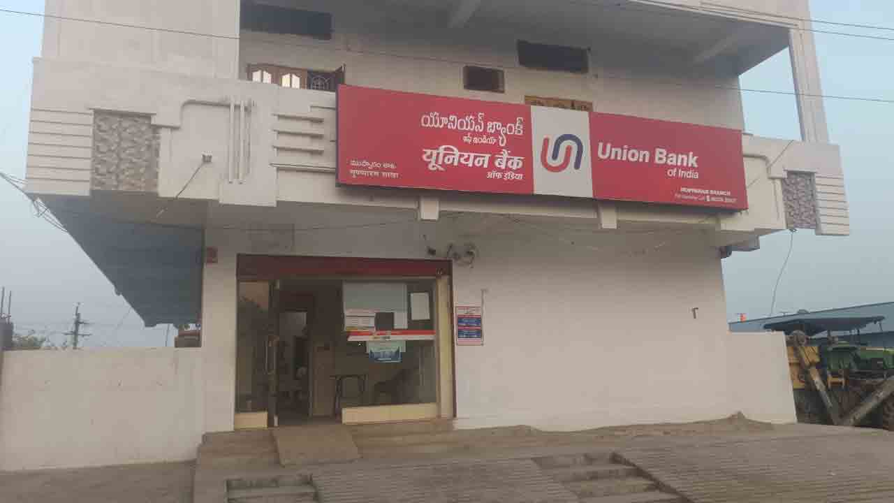 Dharmasagar | అన్నదాతకు రుణ భారం.. క్రాప్ లోన్ల రెన్యువల్ కు బ్యాంకుల కొర్రీలు