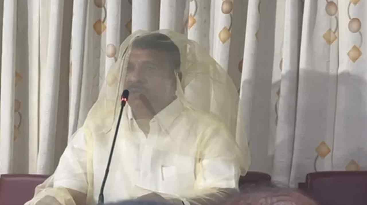 Mosquito problem | దోమ తెర ధరించి ఎమ్మెల్యే దేవిరెడ్డి సుధీర్ రెడ్డి వినూత్న నిరసన : వీడియో