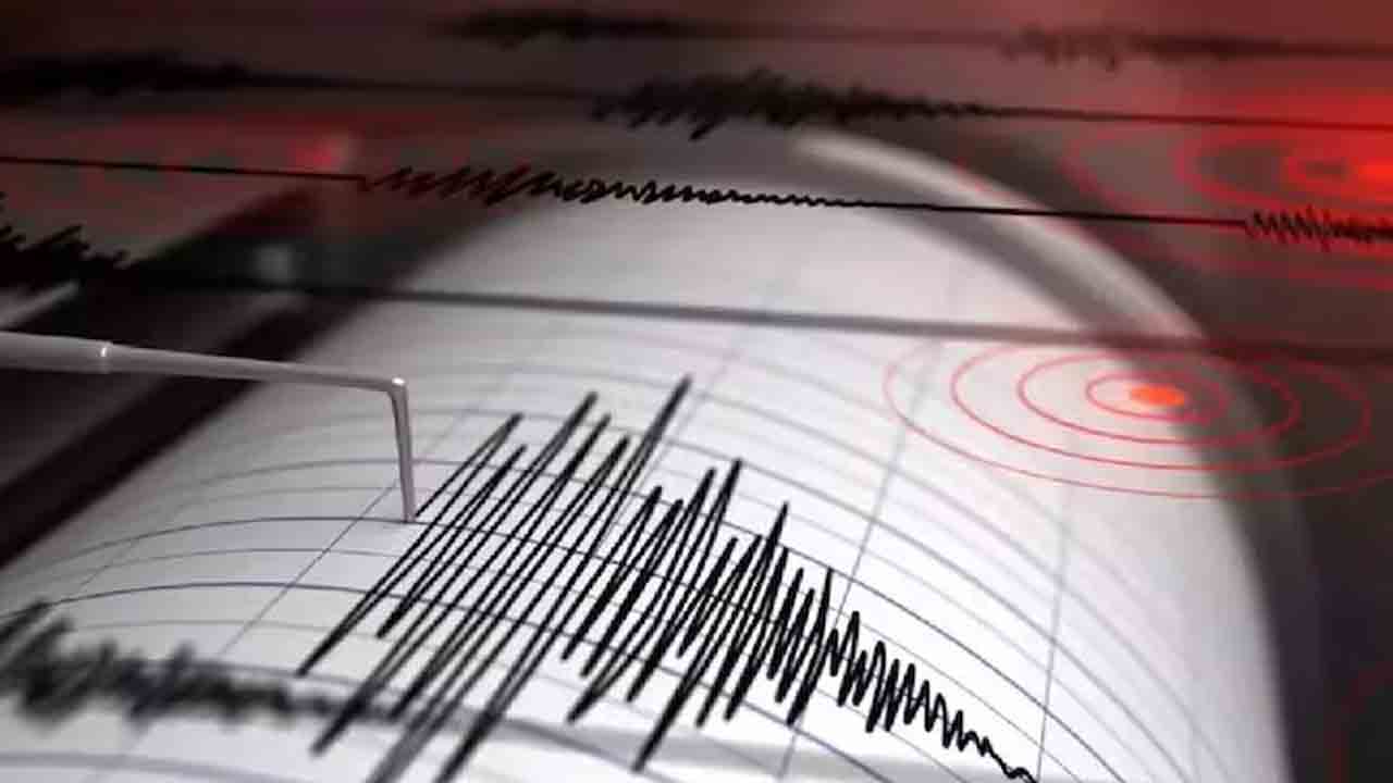 Earthquake | ఢిల్లీలో కంపించిన భూమి.. ప్రాణ భయంతో పరుగులు తీసిన జనం..!