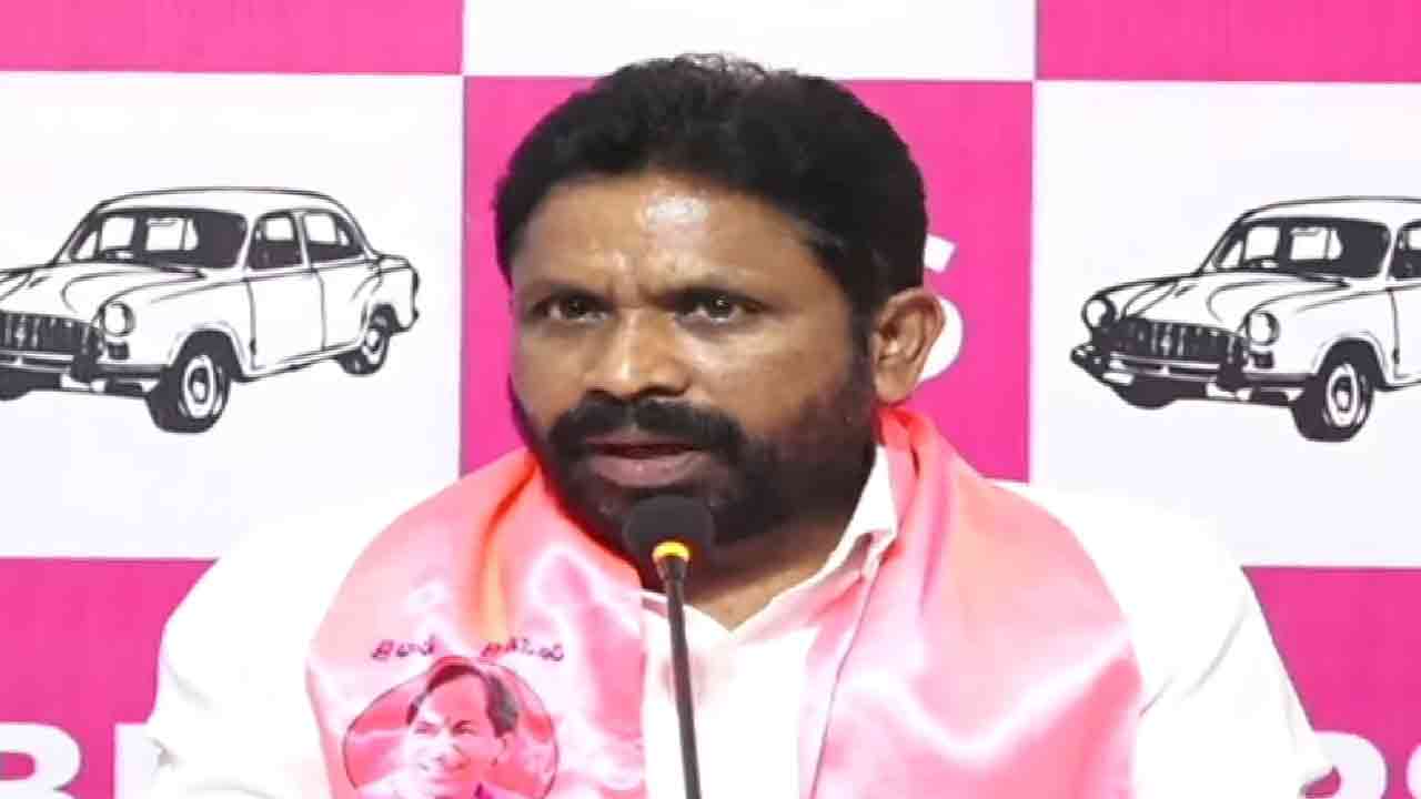 Errolla Srinivas | ఎక్కడ ఎన్నికలైనా కోట్లు కుమ్మరిస్తున్నారు.. గురుకులాలకు ఒక్క రూపాయి ఇవ్వరా.. ఎర్రోళ్ల శ్రీనివాస్ ధ్వజం