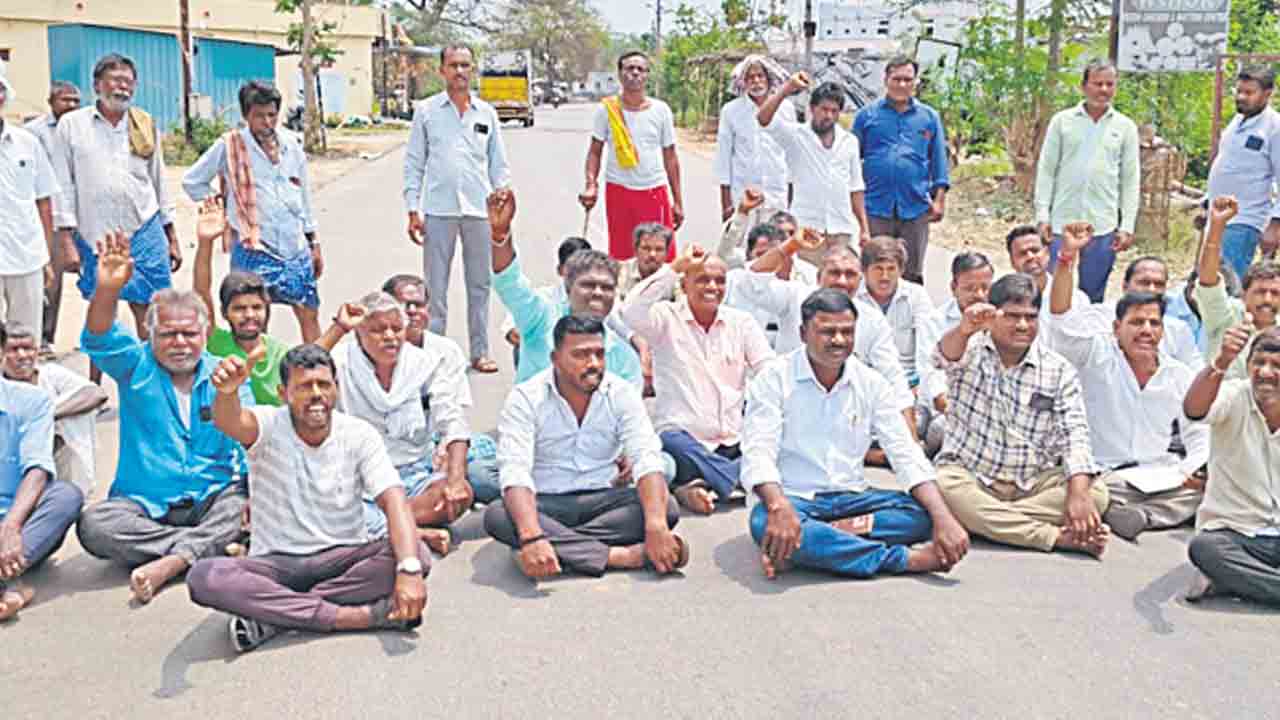 దెబ్బతిన్న పంటలకు పరిహారం చెల్లించాలి