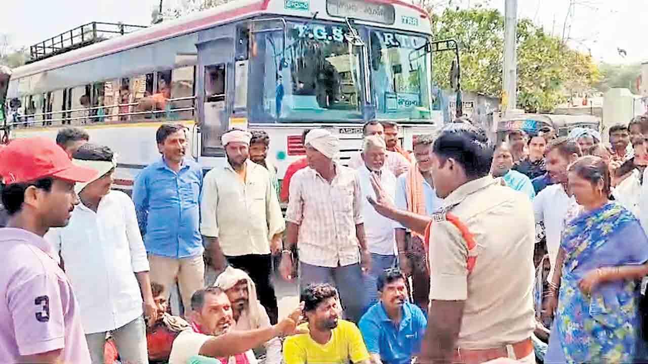 మండుటెండలోనూ మక్క రైతు ఆందోళన.. మూడు వారాలుగా ముప్పుతిప్పలు