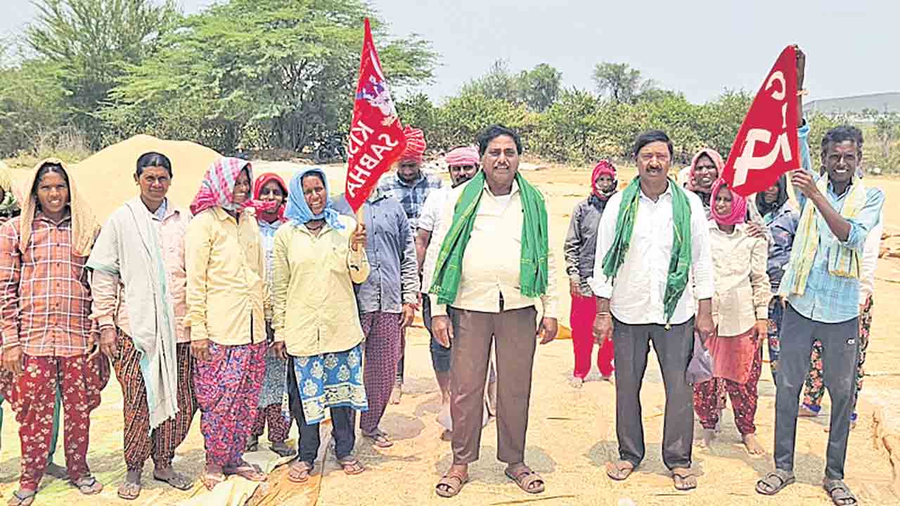 కానరాని.. కొనుగోలు కేంద్రాలు.. ఇబ్బందుల్లో రైతులు