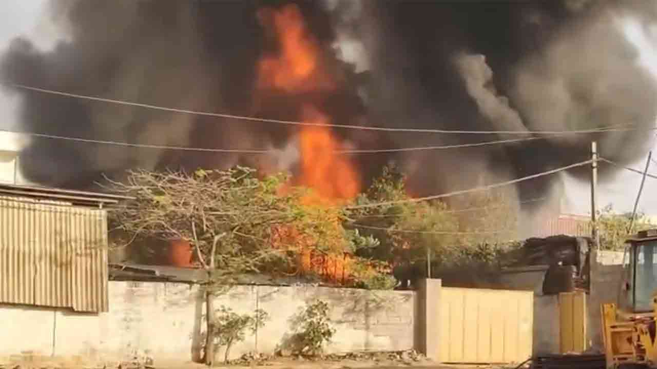 Fire Accident | బహదూర్‌పల్లిలో స్క్రాప్ గోదాంలో భారీ అగ్నిప్రమాదం.. పక్కన అపార్ట్‌మెంట్‌లోకి మంటలు!