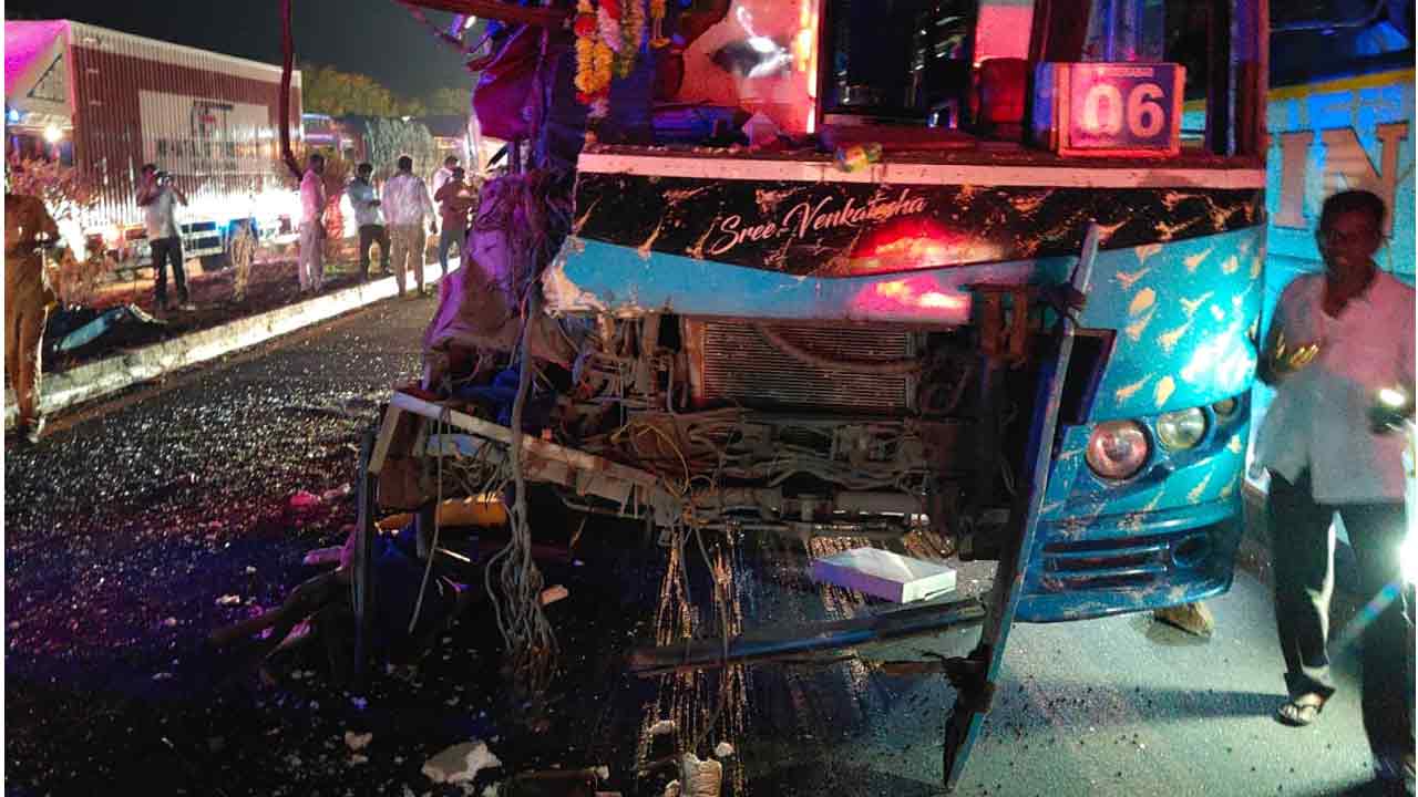 Gadwal | గద్వాల జిల్లాలో ఘోర ప్రమాదం.. లారీని ఢీకొట్టిన వోల్వో బస్సు, నలుగురికి తీవ్ర గాయాలు