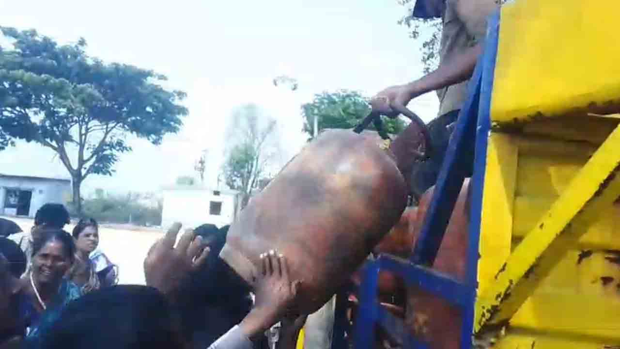 Shivampeta | దొంతిలో ఉద్రిక్త పరిస్థితులు..వాహనాన్ని చుట్టుముట్టి గ్యాస్‌ సిలిండర్లు తీసుకెళ్లిన గ్రామస్తులు