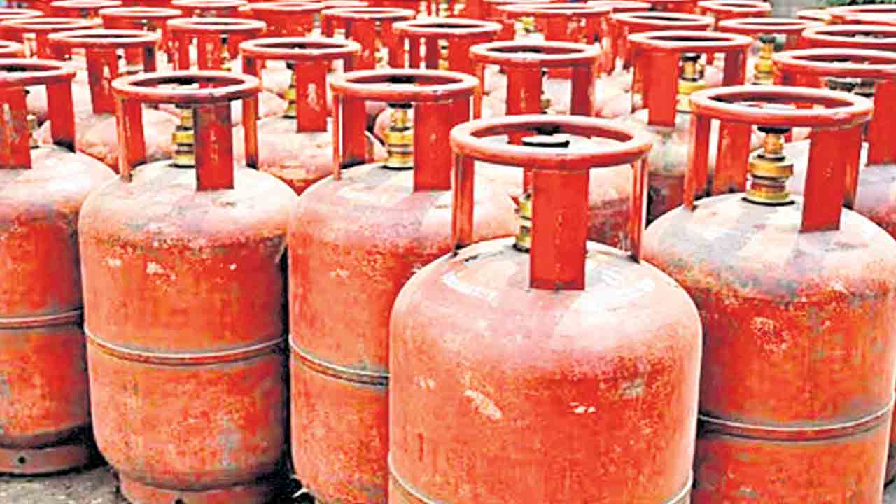 కొత్త గ్యాస్‌ కనెక్షన్లు బంద్‌.. నిలిపివేసిన కేంద్ర ప్రభుత్వం