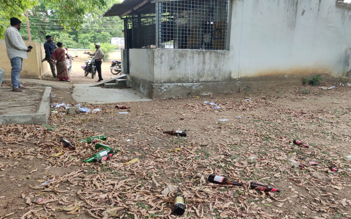 అసాంఘిక కార్యకలాపాలకు అడ్డాగా రుద్రంపూర్ క్లబ్ గ్యాస్ గోడౌన్