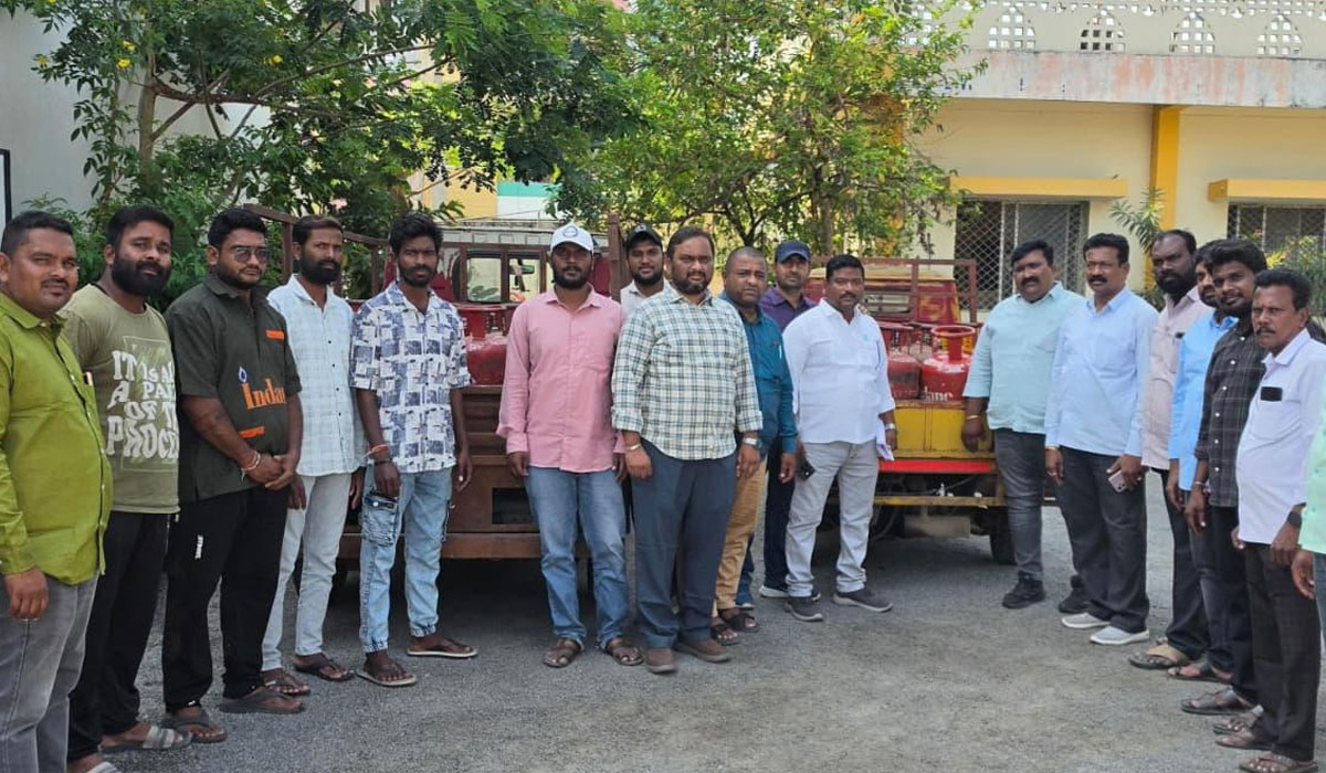 Subsidized gas cylinders seized | కోరుట్లలో సివిల్ సప్లై, రెవెన్యూ అధికారుల దాడులు.. 48 సబ్సిడీ గ్యాస్ సిలిండర్లు స్వాధీనం