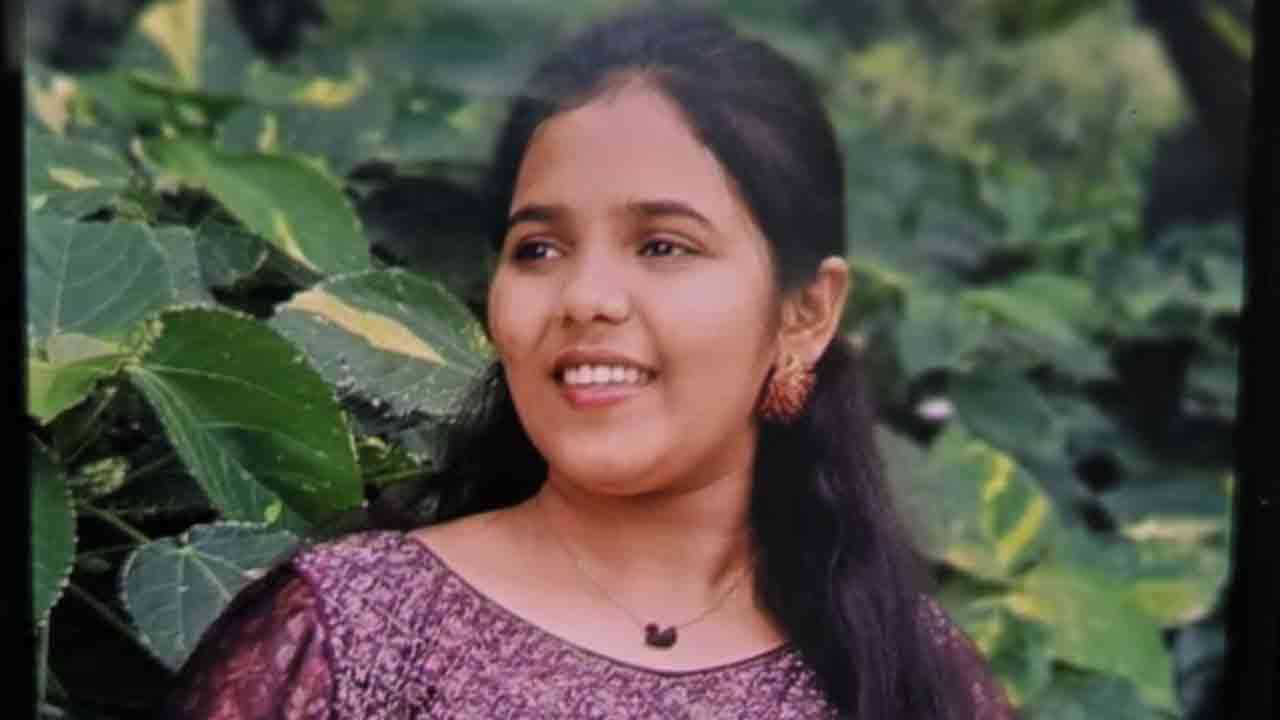 తండ్రి మరణాన్ని తట్టుకోలేక బీటెక్ విద్యార్థిని ఆత్మహత్య.. హైదరాబాద్‌లో విషాదం