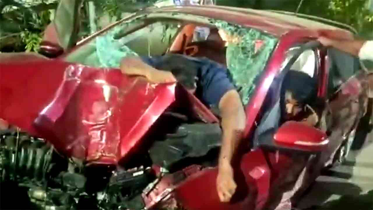 Godavarikhani | కరెంటు స్తంభాన్ని ఢీకొని నుజ్జునుజ్జయిన కారు.. సింగరేణి కార్మికుడు మృతి