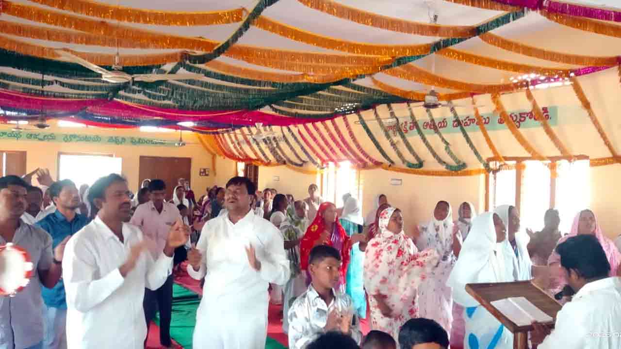 Good Friday | కారేపల్లిలో భక్తిశ్రద్ధలతో గుడ్‌ఫ్రైడే ప్రార్థనలు