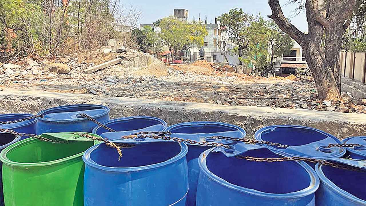 సర్కార్‌ స్థలంపై కబ్జా దారుల కన్ను!