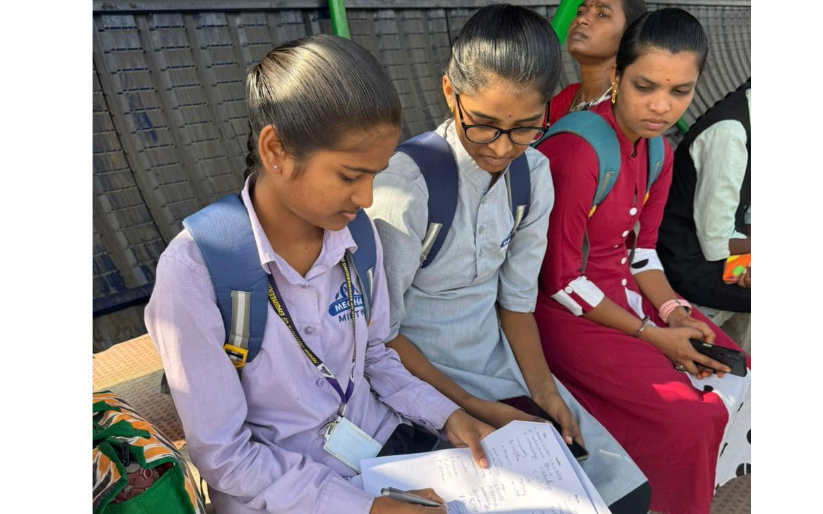 గూడూరులో బస్ స్టాప్‌ కోసం ప్రజల పోరాటం