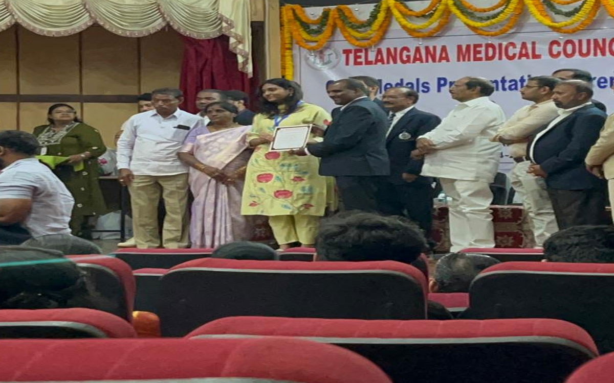 మునుగోడు విద్యార్థినికి ఎంబీబీఎస్‌లో గోల్డ్ మెడ‌ల్‌