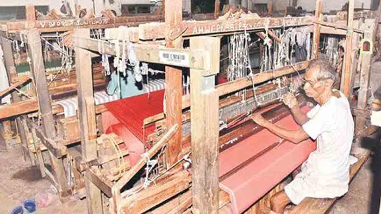 చేనేతకు ఏదీ చేయూత?