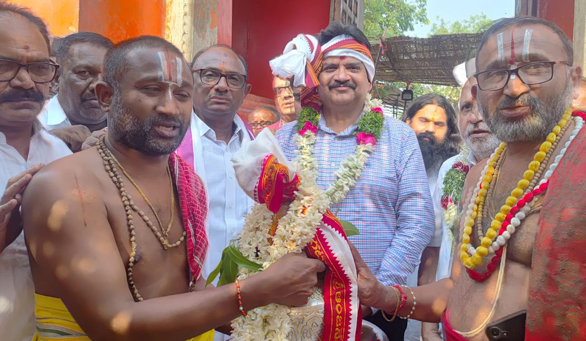 IAS Hanumantha Rao | కొండగట్టు అంజన్నను దర్శించుకున్న దేవాదాయ శాఖ కమిషనర్ ఎం హన్మంతరావు