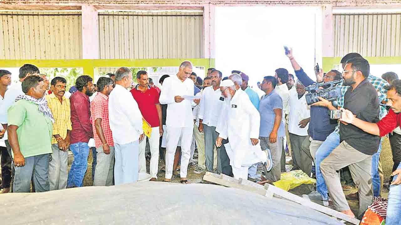 మక్కలు ఇంకెప్పుడు కొంటరు?.. పొద్దుతిరుగుడు మాటేమిటి?.. హరీశ్‌రావు డిమాండ్‌