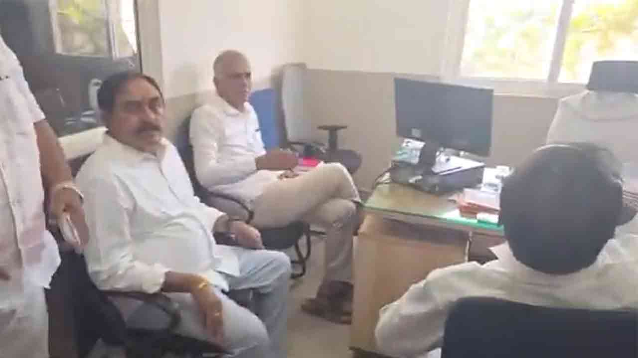 పరిగి వెళ్లకుండా అడ్డగింత.. శంషాబాద్ పోలీస్ స్టేషన్‌కు హరీశ్‌రావు, సబితా ఇంద్రారెడ్డి, ఎర్రబెల్లి