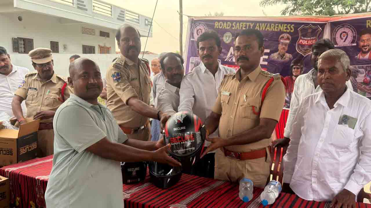 Chilipiched | ట్రాఫిక్ రూల్స్ అందరు పాటించాలి: సీఐ జాన్ రెడ్డి