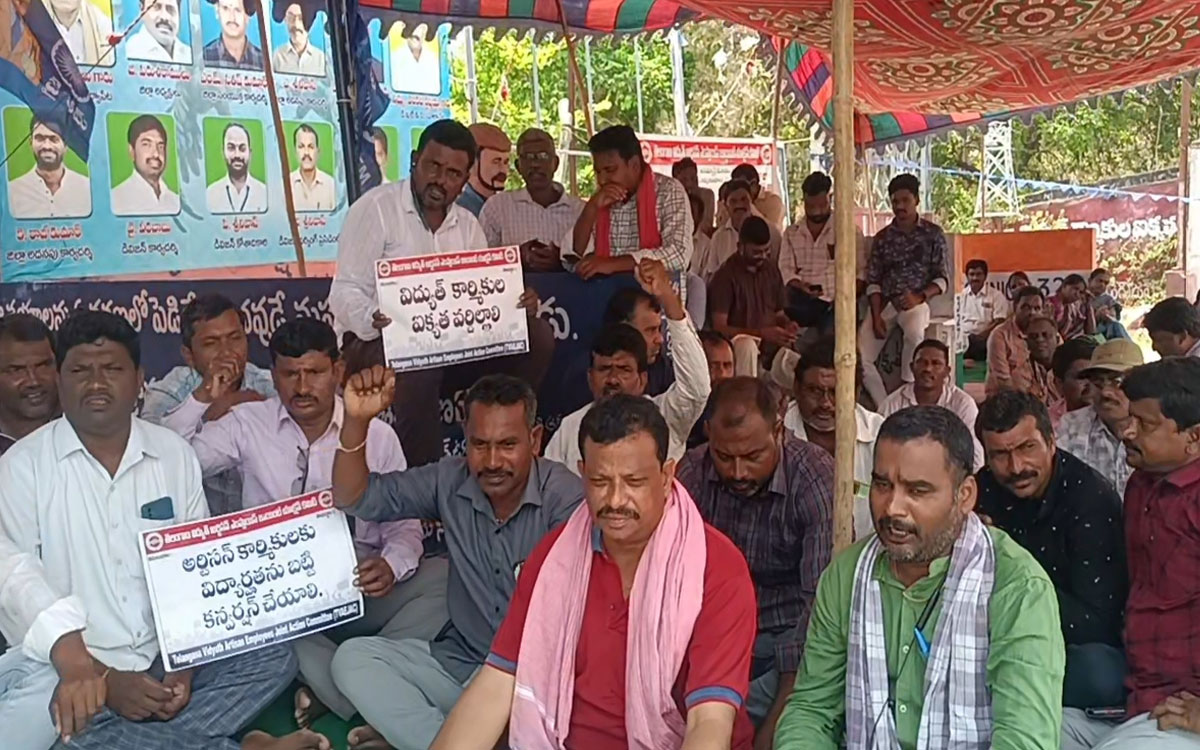 హుజూర్‌న‌గ‌ర్‌లో కొన‌సాగుతున్న‌ విద్యుత్ ఆర్టిజన్ల సమ్మె