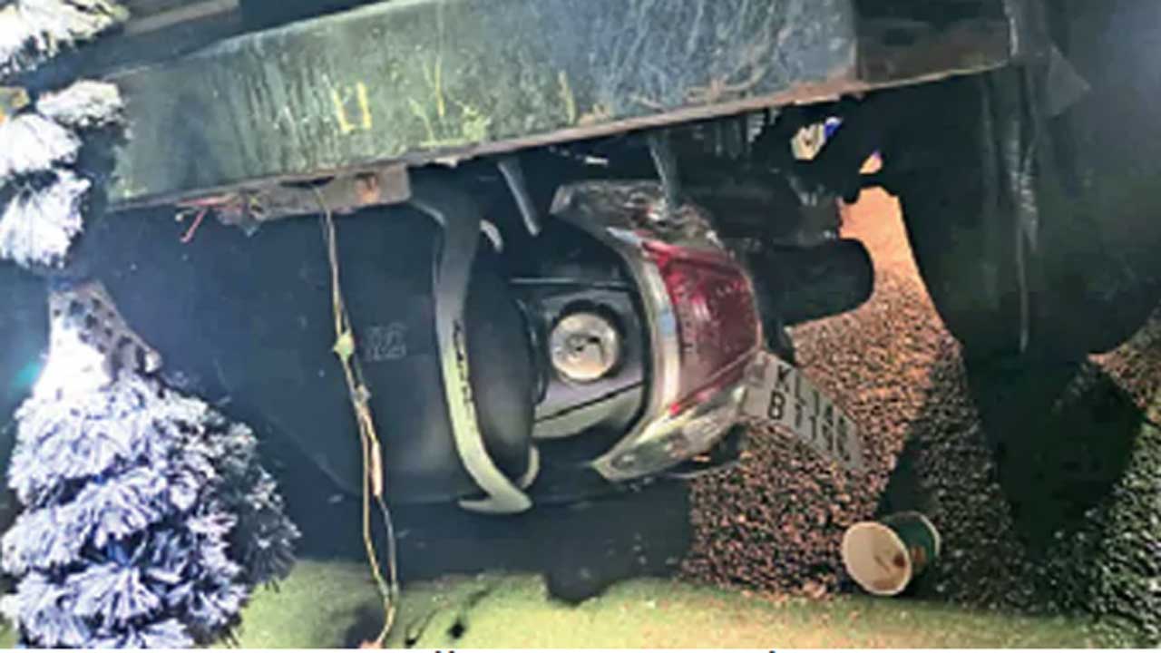 Hyderabad | స్కూటీని ఢీకొట్టి.. 5 కిలోమీటర్లు లాక్కెళ్లిన డీసీఎం.. మాదాపూర్‌ యాక్సిడెంట్‌ వీడియో వైరల్‌