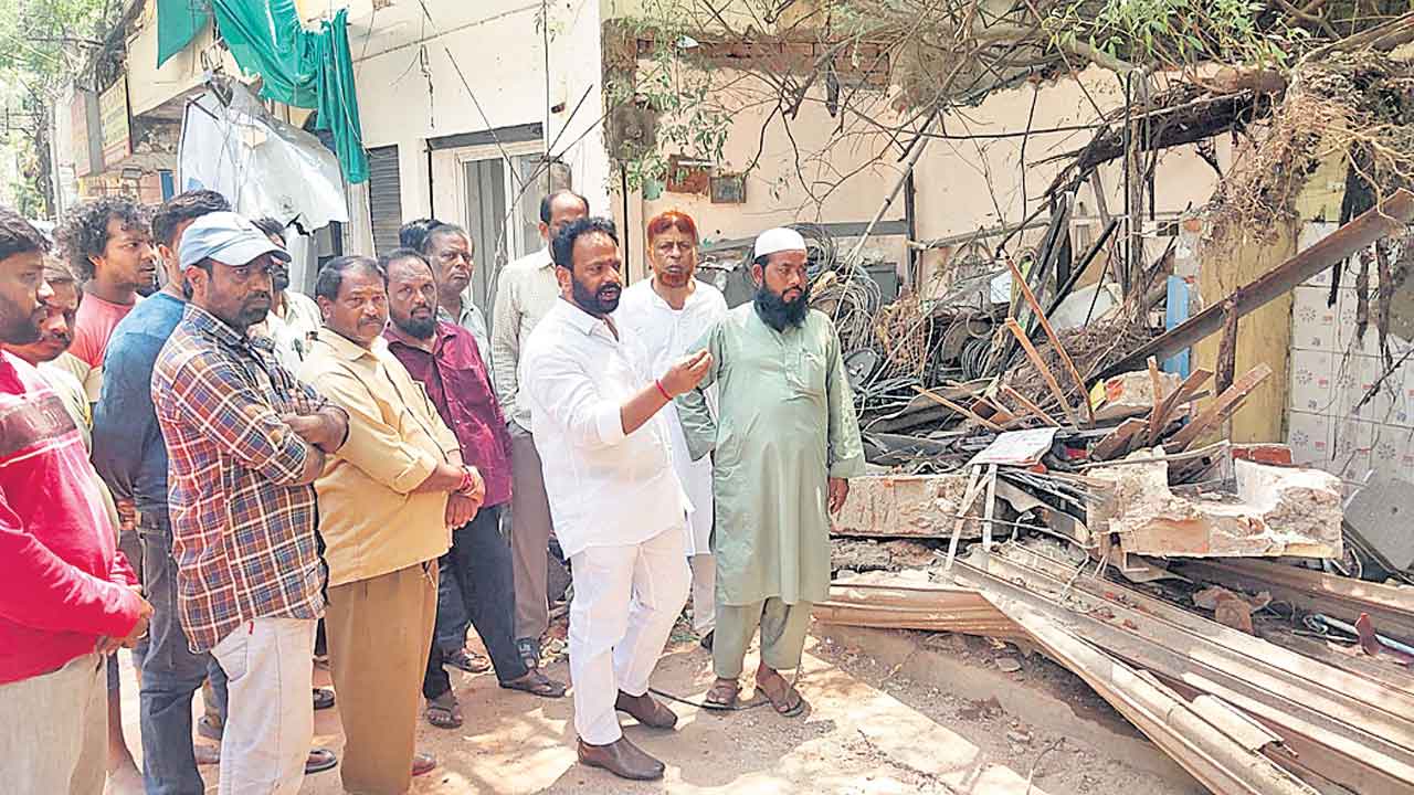 పేదల షాపులు కూల్చివేత