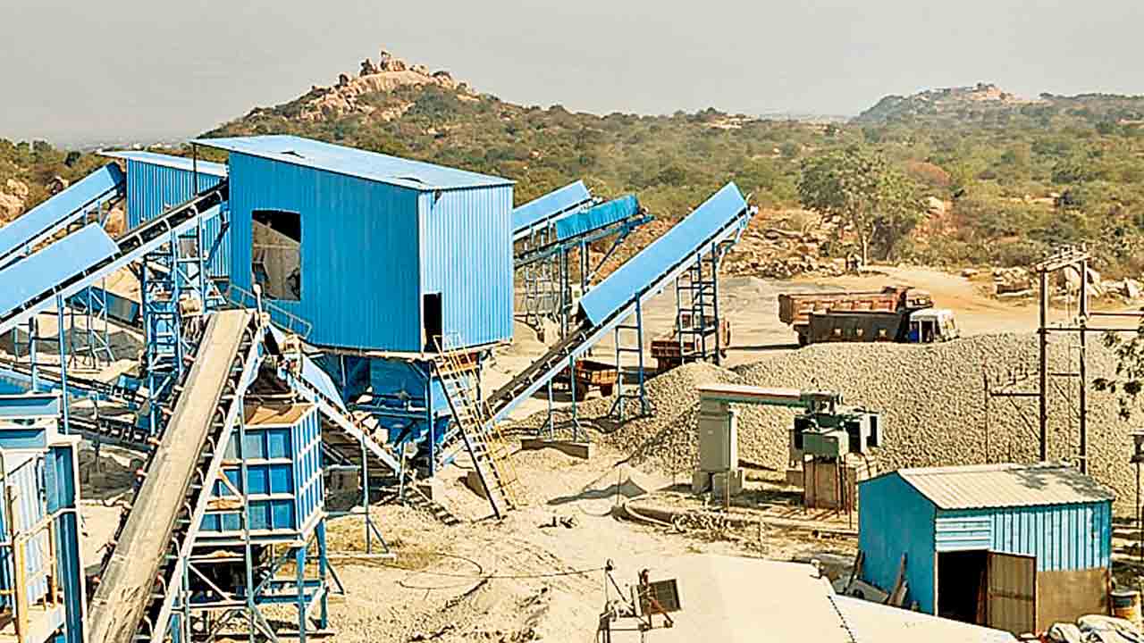 ఆలేరు నేత.. గుట్టల మేత!.. యాదాద్రిలో పేట్రేగిపోతున్న మైనింగ్‌ మాఫియా