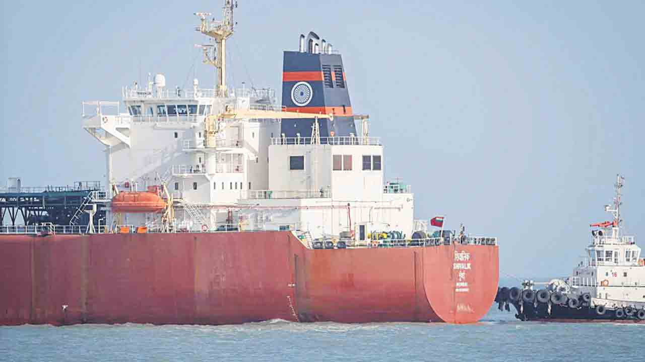 నిత్యావసరాల నౌకలకు అనుమతి