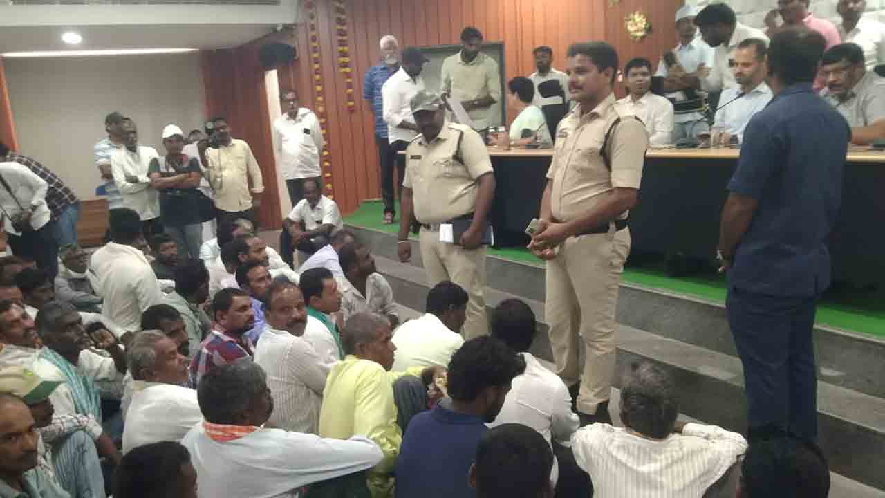 Bhupalpally | బోనస్ డబ్బులు చెల్లించాలని కలెక్టరేట్‌లో రైతుల ఆందోళన : వీడియో