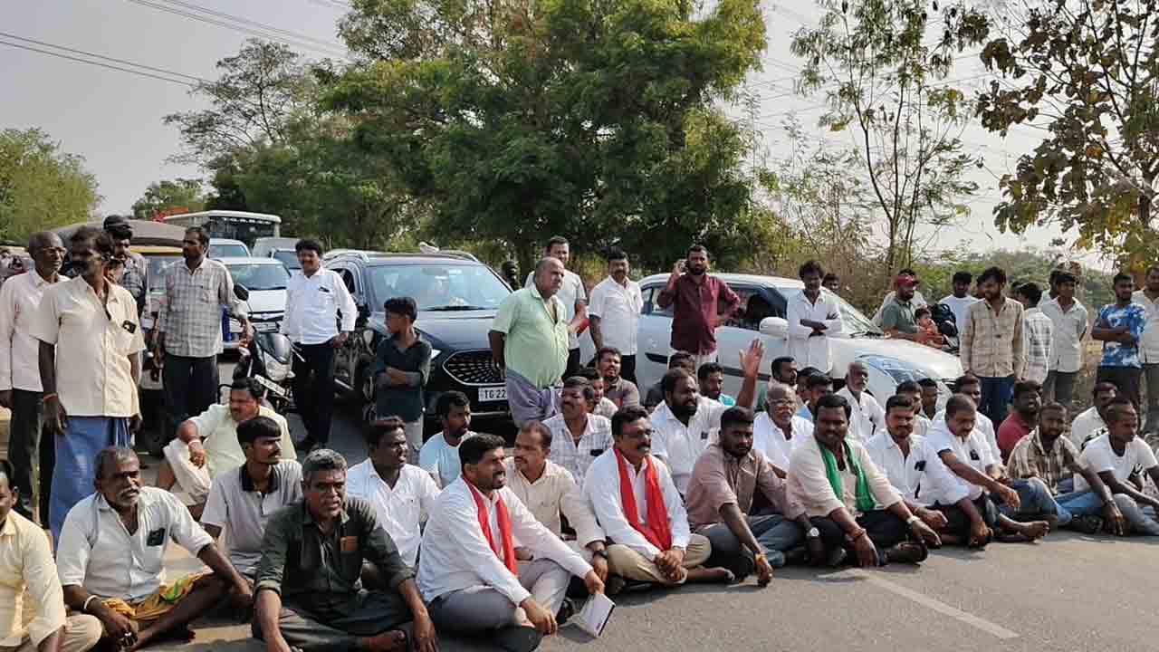 Jangama Rural | ధాన్యం కొనుగోలు చేయాలని హుస్నాబాద్- జనగామ ప్రధాన రహదారిపై ధర్నా