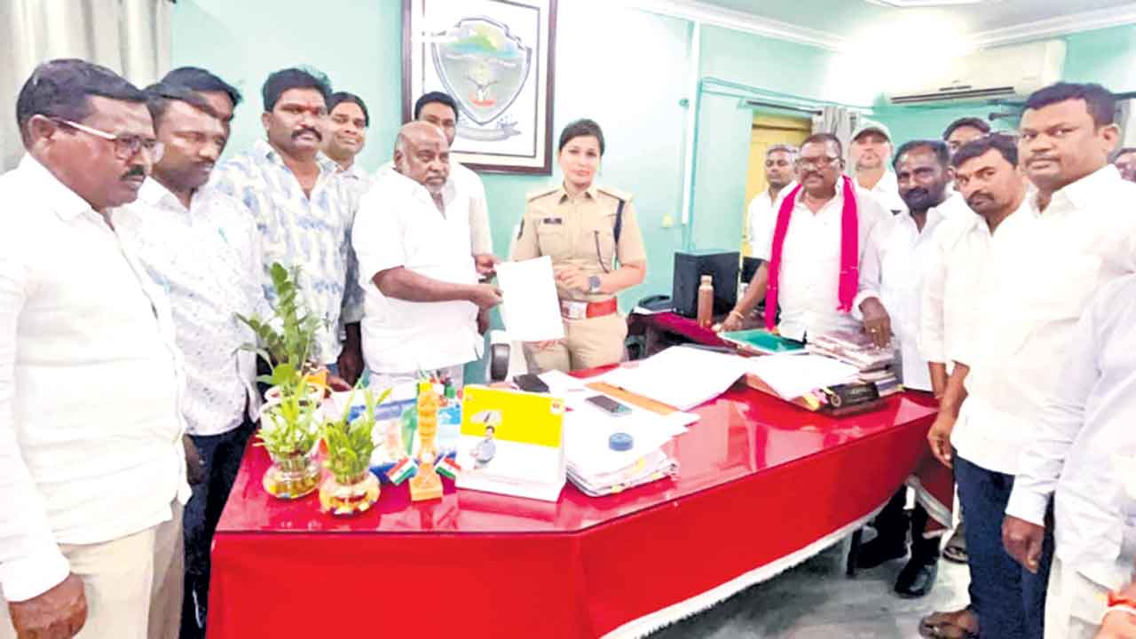 ఎంపీ, ఎమ్మెల్యేలపై కేసు నమోదు చేయాలి