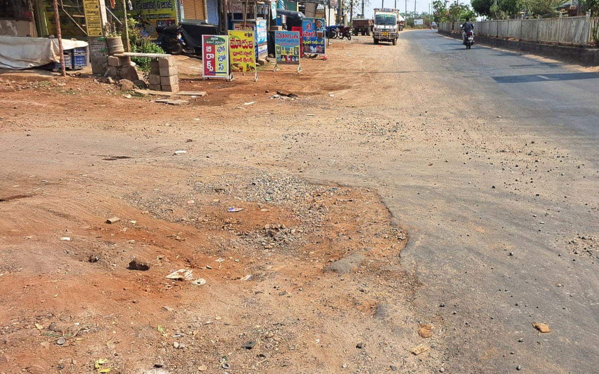 బీటీ రోడ్డుపై మట్టి మేటలు.. సామాన్యుడి ప్రాణాలు గాల్లో దీపాలు
