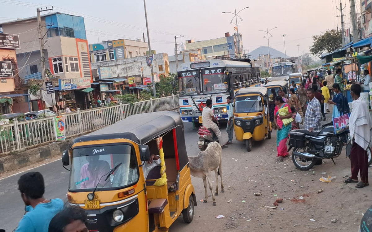 ఎండకు ఎండుతూ, వానకు తడుస్తూ.. జూలూరుపాడులో ‘బస్ షెల్టర్’ కరువు