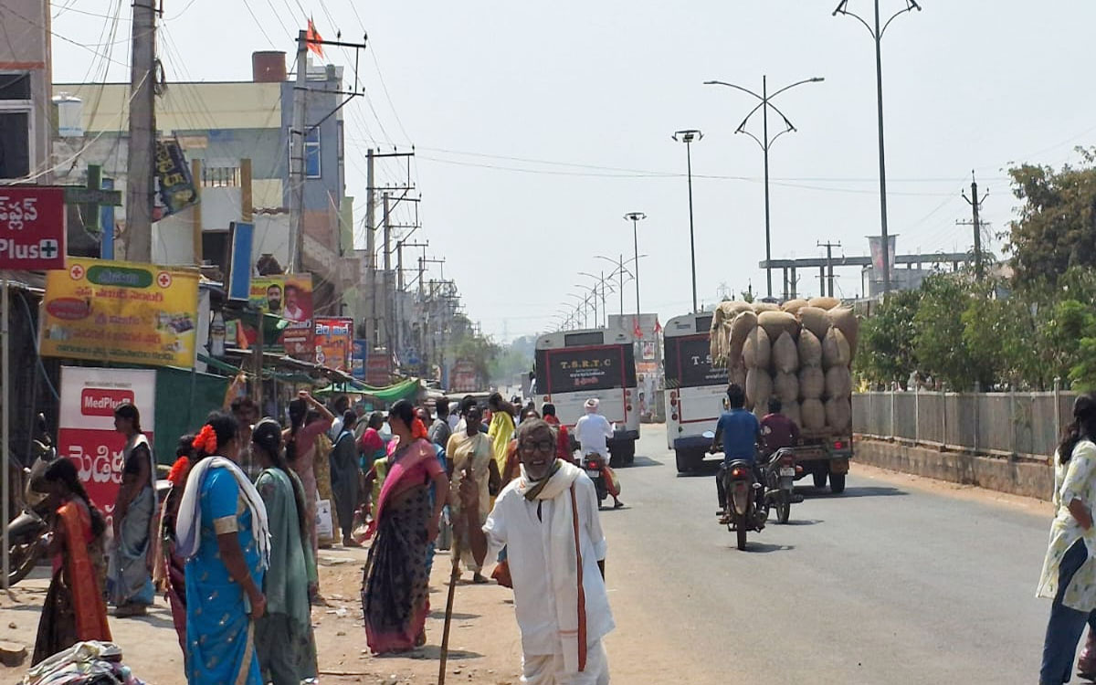 ఎండకు ఎండుతూ, వానకు తడుస్తూ.. జూలూరుపాడులో 'బస్ షెల్టర్' కరువు