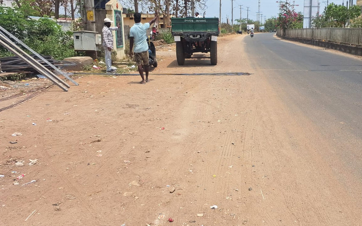 మ‌ట్టిమ‌య రహదారి.. వాహనదారుల ప్రాణాలతో చెలగాటం