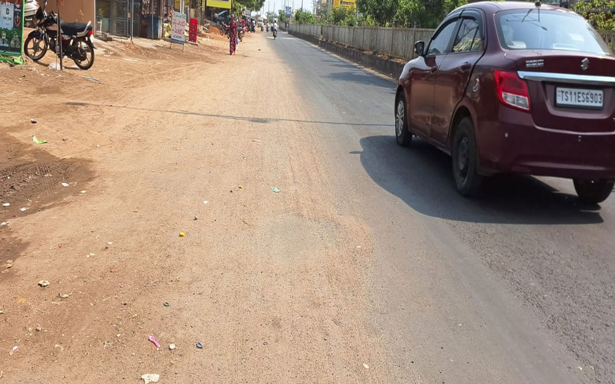బీటీ రోడ్డుపై మట్టి మేటలు.. సామాన్యుడి ప్రాణాలు గాల్లో దీపాలు
