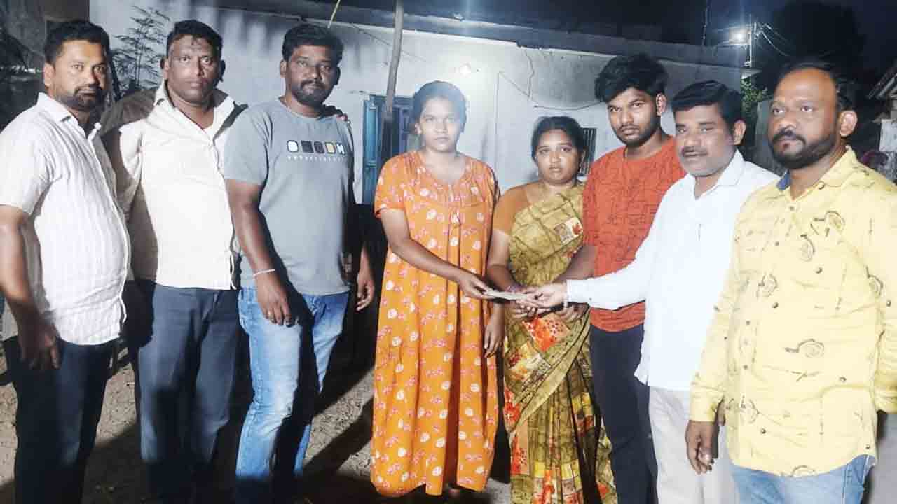 Kasipet | స్నేహితుడి కుటుంబానికి అండగా పూర్వ విద్యార్థులు.. రూ.25 వేలు ఆర్ధిక సాయం..!