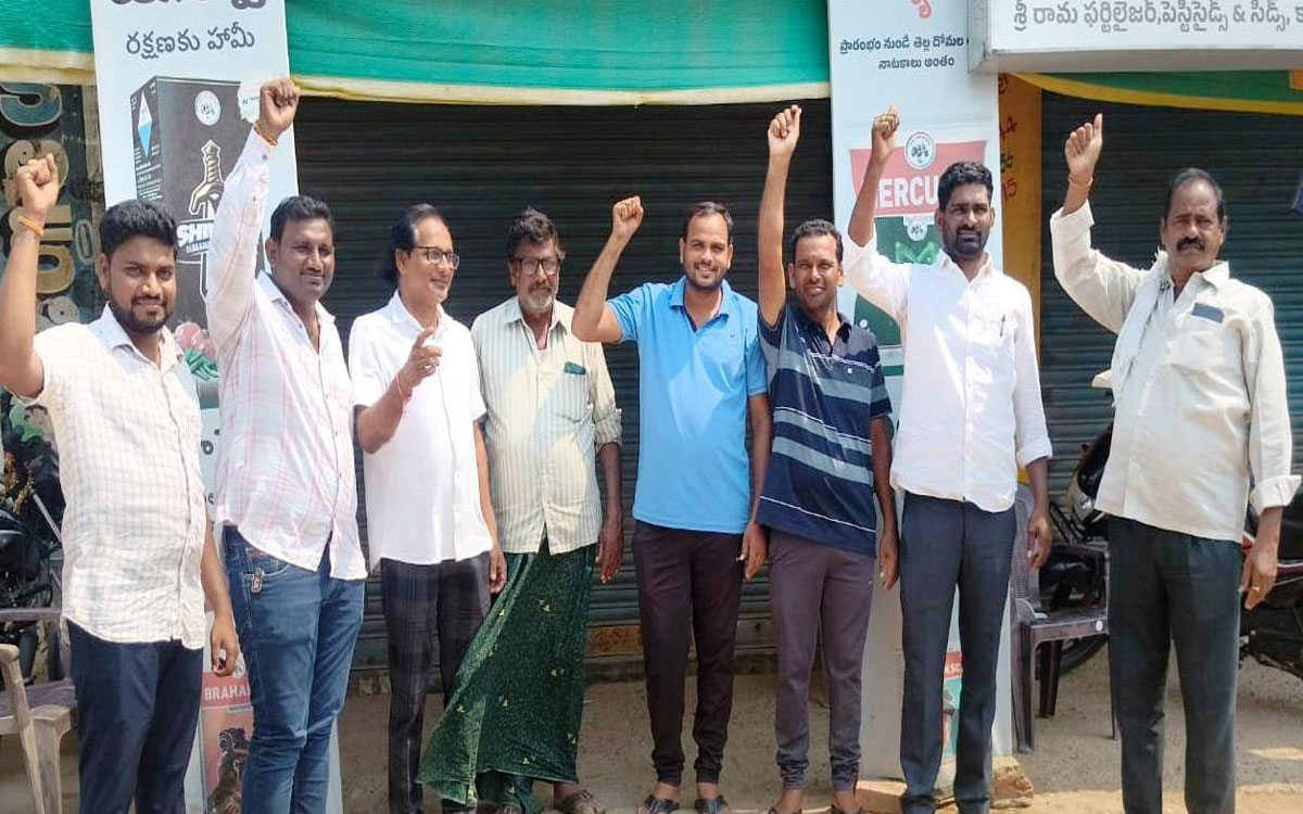 కారేపల్లిలో ఎరువుల దుకాణాల‌ బంద్ విజ‌య‌వంతం