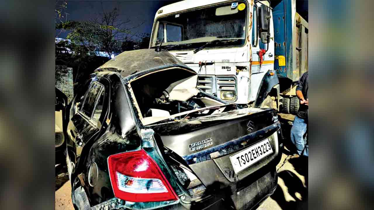 Karimnagar Accident | కరీంనగర్ బైపాస్‌పై ఆగివున్న లారీని ఢీకొట్టిన కారు.. ఇద్దరు మృతి, మరొకరి పరిస్థితి విషమం