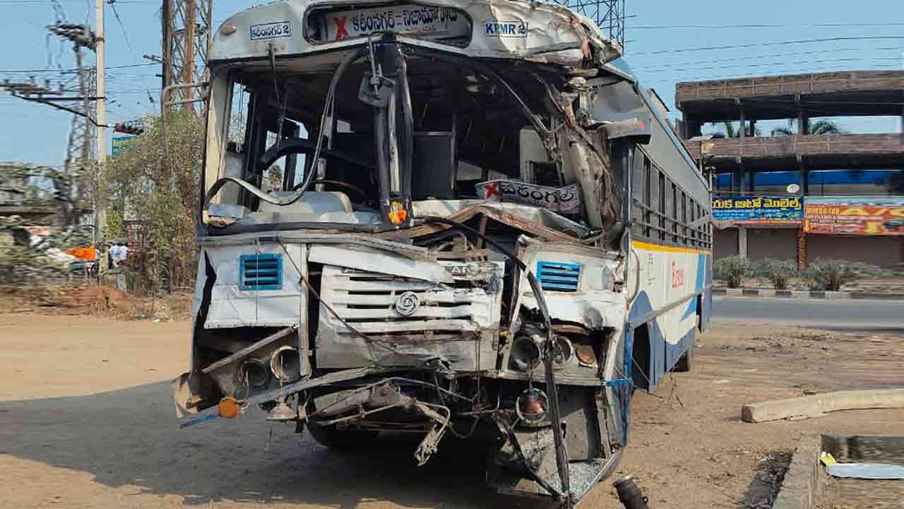 RTC Bus Accident | కరీంనగర్‌లో లారీని ఢీకొట్టిన ఆర్టీసీ బస్సు.. ప్రైవేటు డ్రైవర్లతో నడిపిస్తుండగా ప్రమాదం