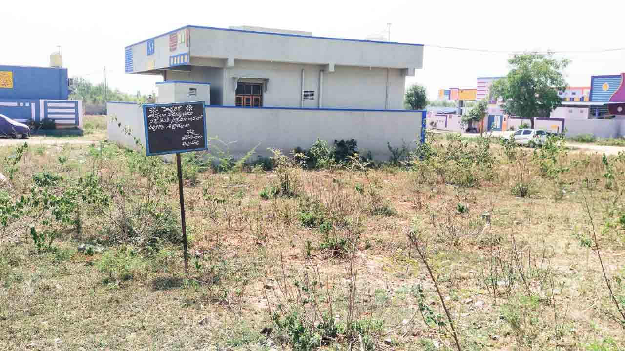 Kasipet| సోమగూడెం భూ వివాదం.. జేసీబీ లేక నిలిచిపోయిన కూల్చివేతలు..!