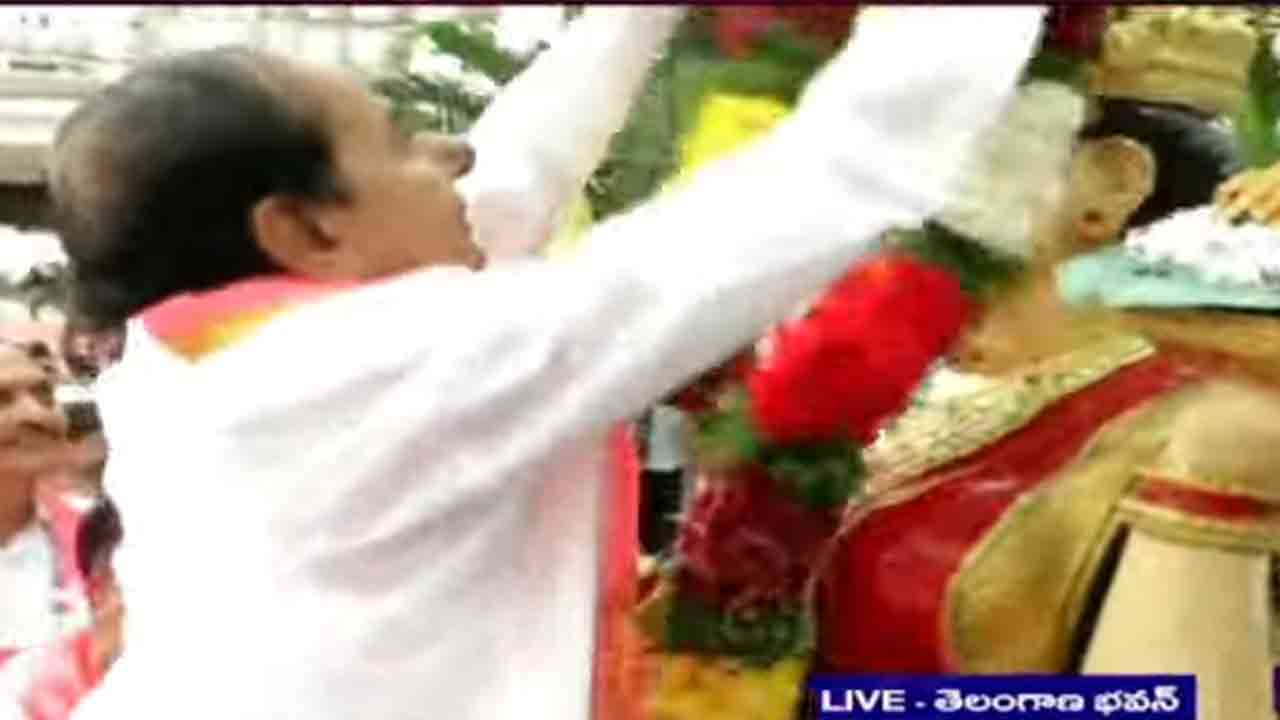 KCR | తెలంగాణ భవన్ చేరుకున్న కేసీఆర్.. తెలంగాణ తల్లి విగ్రహానికి నివాళులు