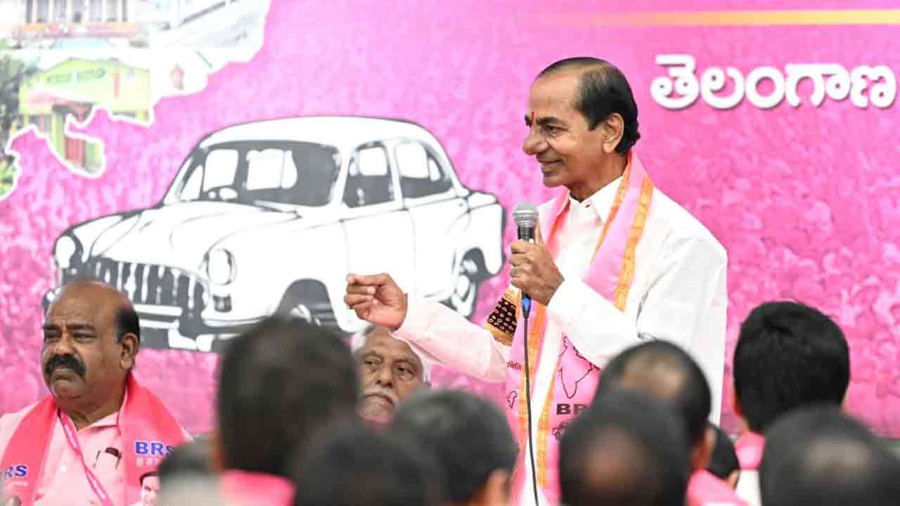 కేసీఆర్ అధ్యక్షతన కొనసాగుతున్న రాష్ట్ర కార్యవర్గ సమావేశం