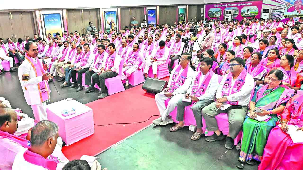 KCR | తెలంగాణ పౌరుషం చూపిద్దాం!.. బీఆర్ఎస్ శ్రేణులకు కేసీఆర్ పిలుపు